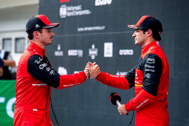 Imagem: Sainz exalta parceria com Leclerc na Ferrari na F1: “Aprendi muito nos últimos anos”